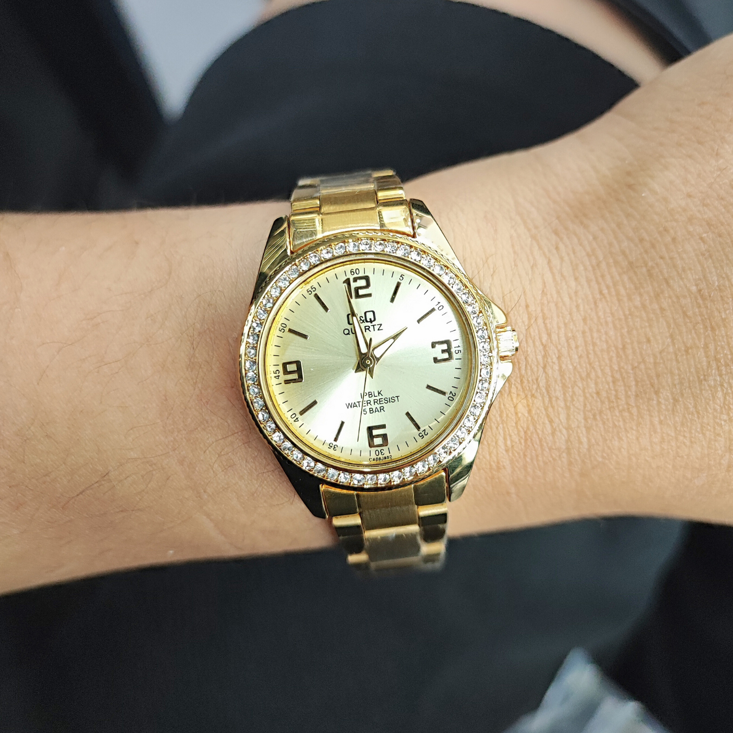 RELOJ QYQ MUJER DORADO ACERO PIEDRAS