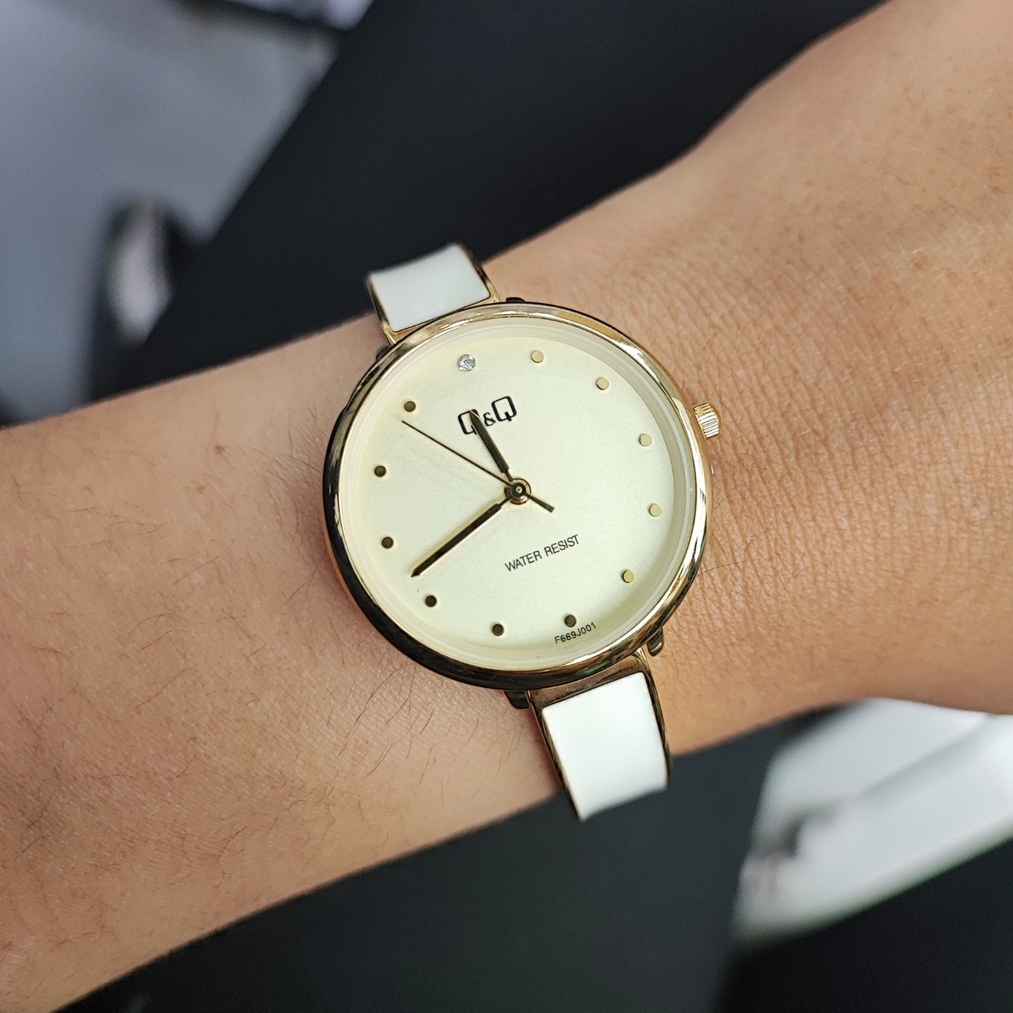 RELOJ QYQ Q945J810Y MUJER TIPO ARO ACERO