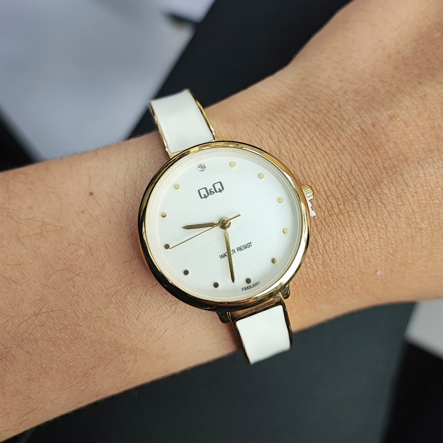 RELOJ QYQ Q945J810Y MUJER TIPO ARO ACERO