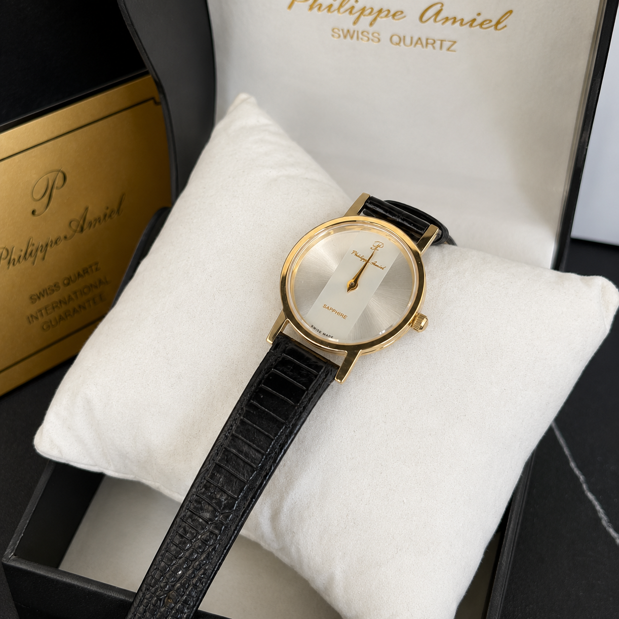 Philippe Amiel F12396 AZ Reloj para Mujer Dorado con Esfera Plateada y Correa de Cuero Negra