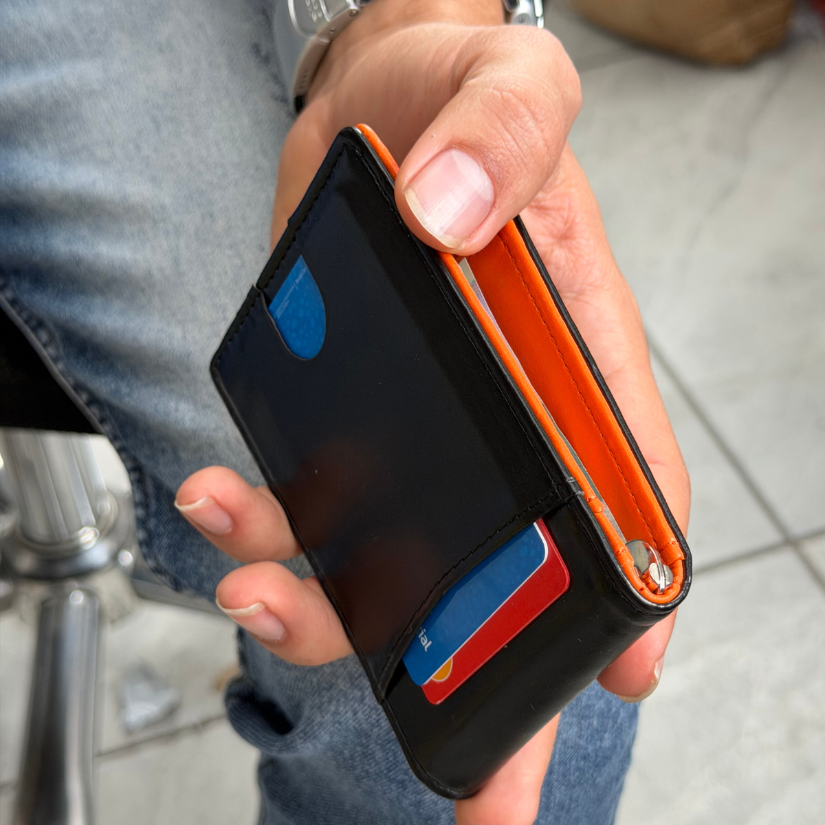 Billetera Slim con Bloqueo RFID y Clip Metálico — Tarjetero Bifold para Hombre