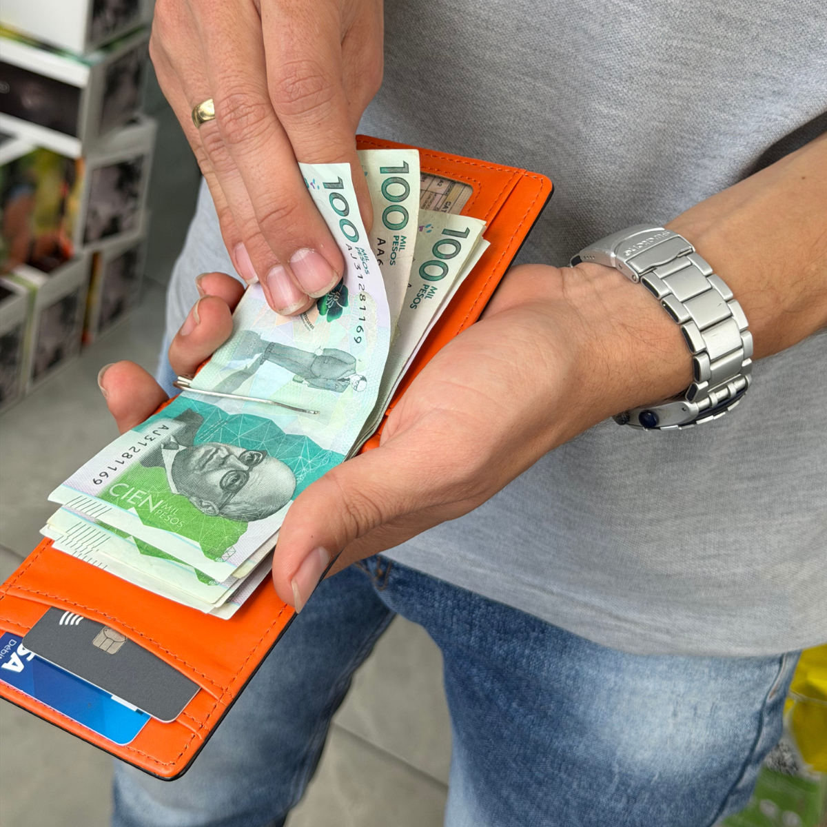 Billetera Slim con Bloqueo RFID y Clip Metálico — Tarjetero Bifold para Hombre
